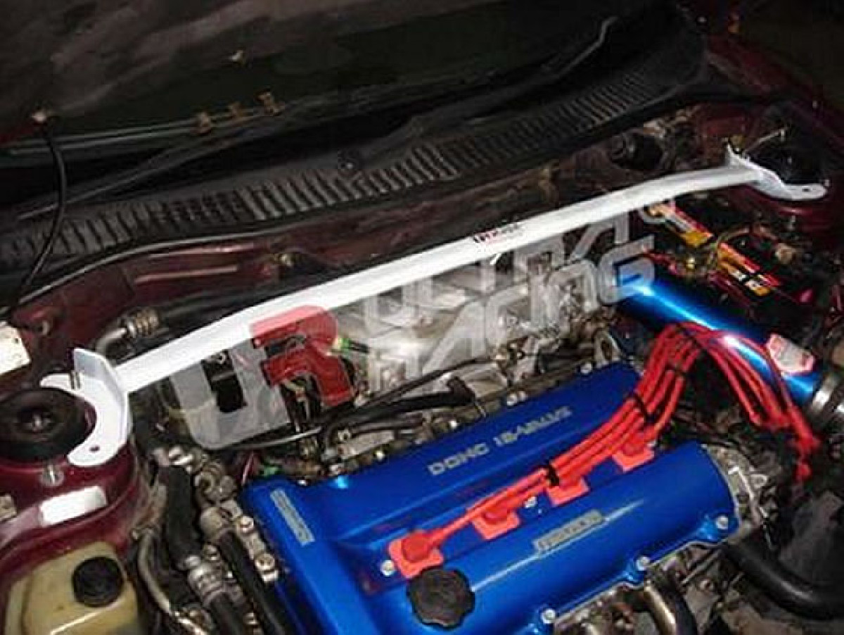 UltraRacing Domstrebe Mazda 323F BA 94-98