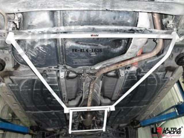 Toyota Prius XW30 10+ UltraRacing 4Point Rear Lower Bar