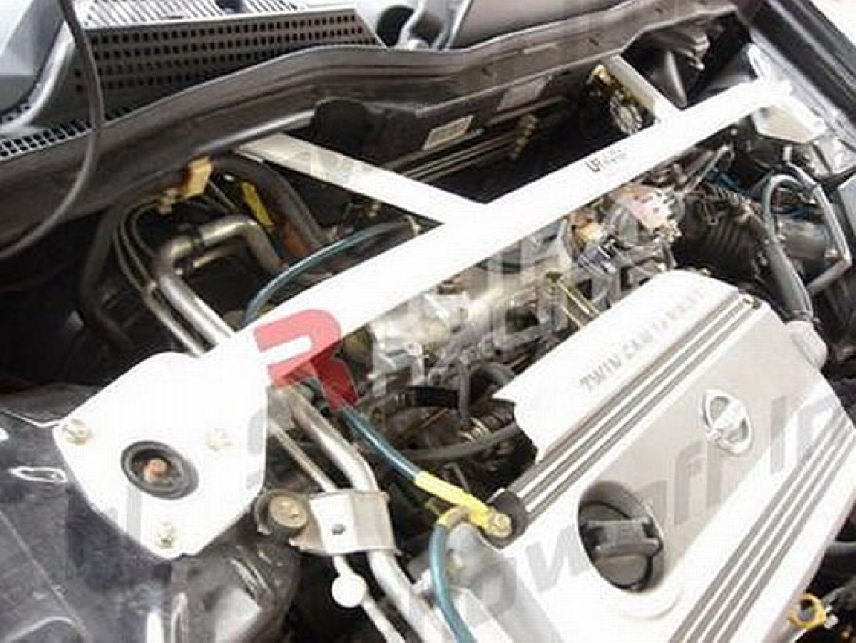 UltraRacing 4-Point Domstrebe Nissan Almera N16 00-05