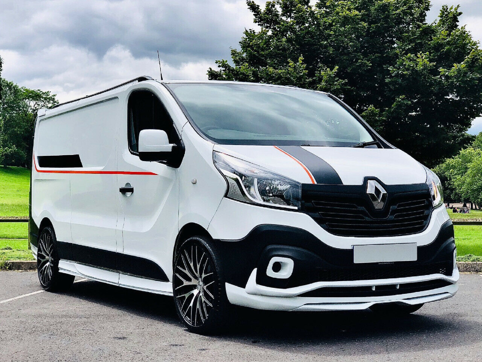 Renault Trafic Frontlippe mit Ansatz und Lampenhalterung