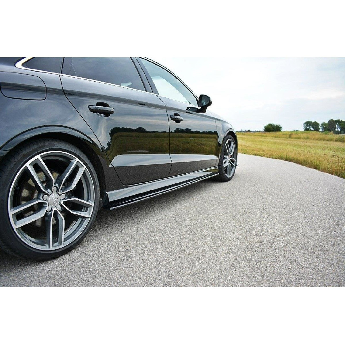 Seitenschweller Ansatz Cup Leisten für Audi S3 / A3 S-Line 8V / 8V FL Limousine schwarz matt Seitenschweller Ansatz Cup Leisten für Audi S3 / A3 S-Line 8V / 8V FL Limousine schwarz matt