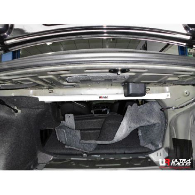 VW Passat B7 10+ 2.0 UltraRacing 2P Rear Upper Strutbar